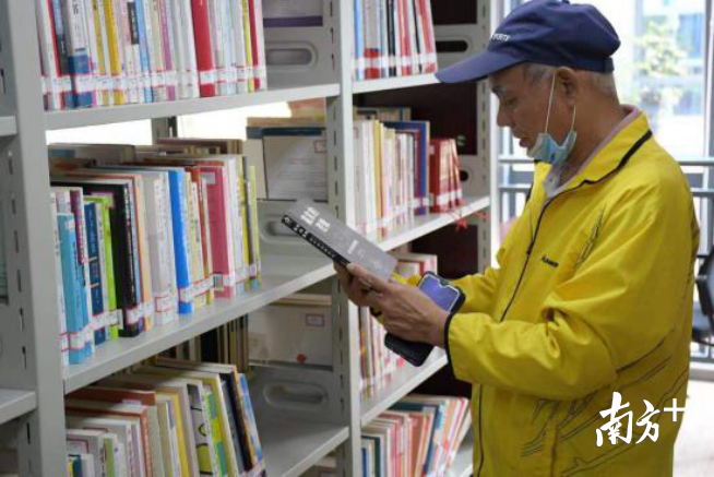 老年人在服务站看书