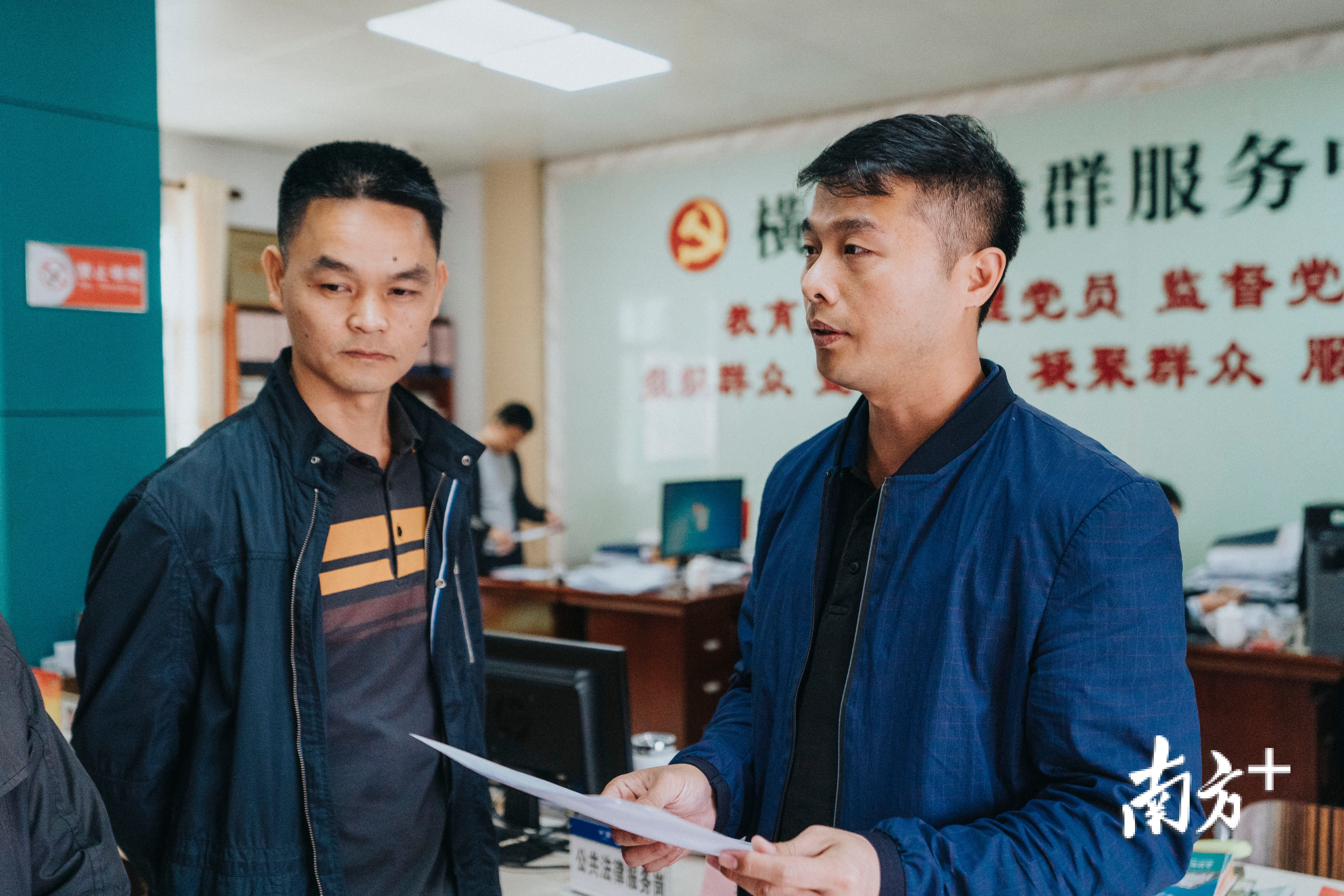 李正文（右一）。