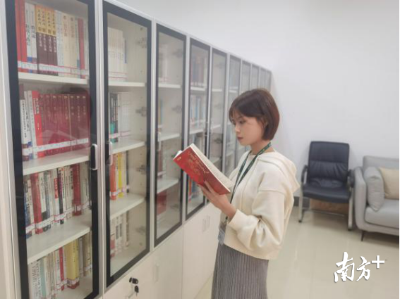 市轨道交通公司员工在服务站挑选图书