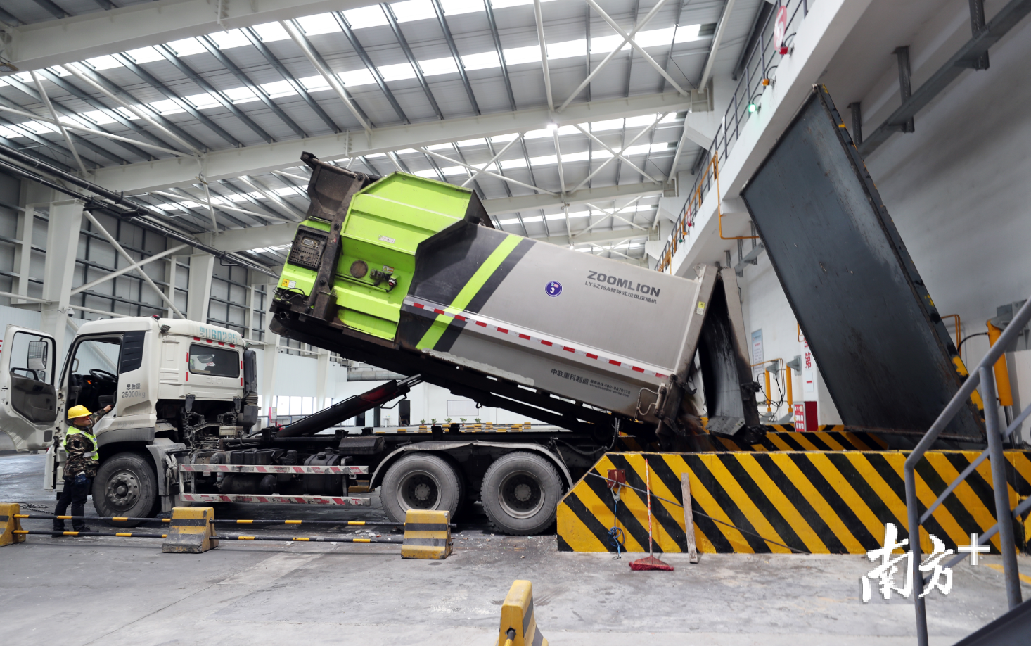 生活垃圾收集后转运到垃圾焚烧发电厂.纪金娜 摄