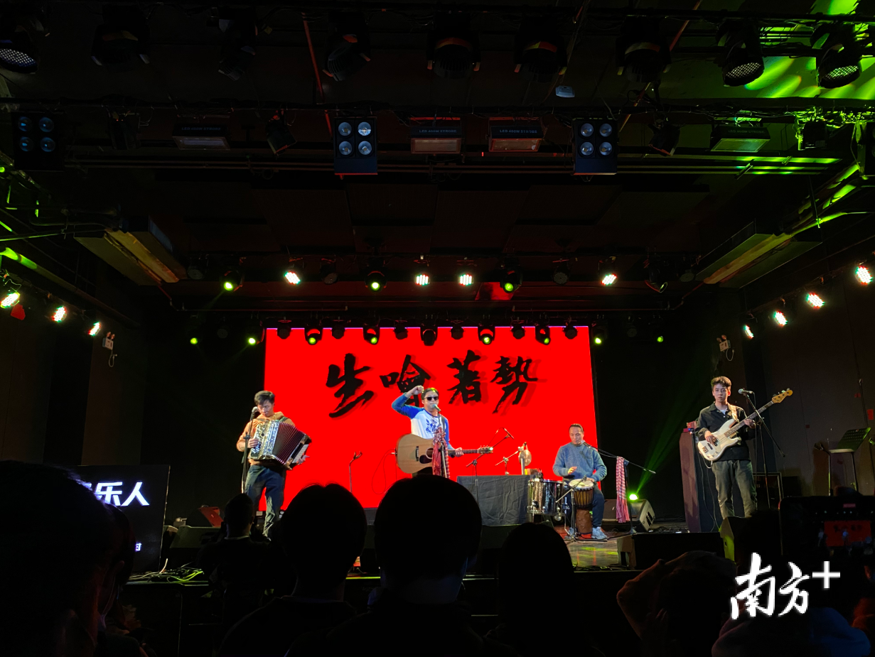 六甲番在广州MAO livehouse演出。