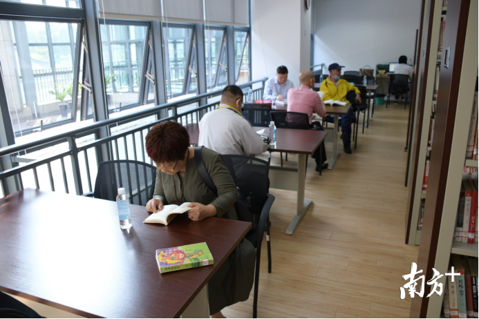 老年人在服务站看书