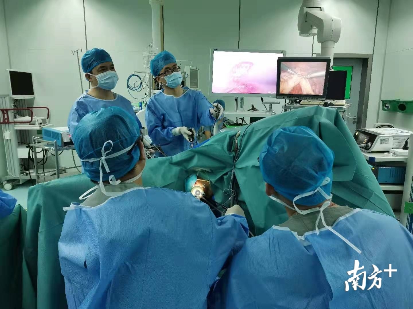 肿瘤外科团队为徐爷爷进行手术治疗.