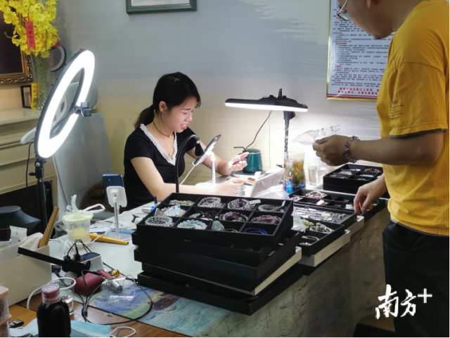 LIVE直播基地内正在线上直播的商户。