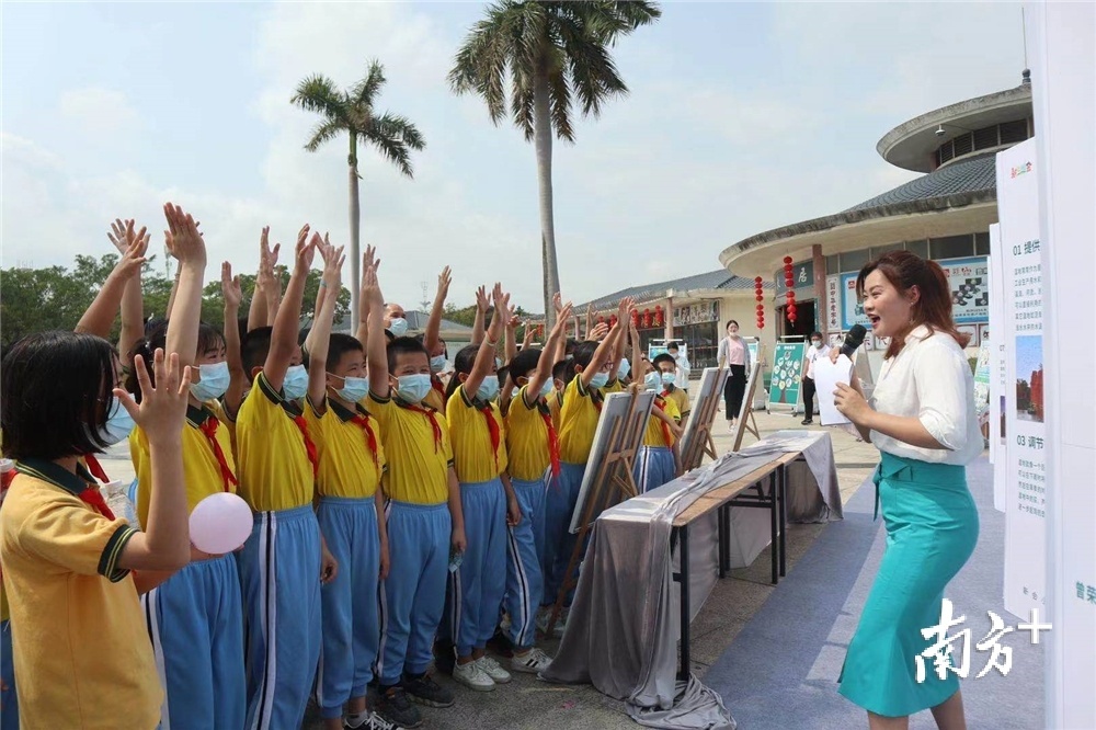 学生们在湿地公园自然教育小课堂钱学习相关知识。郑琦 摄