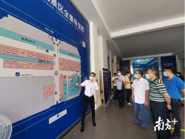 新会区人大常委会党组成员、办公室主任陈明亮一行调研四会抖音LIVE直播基地。