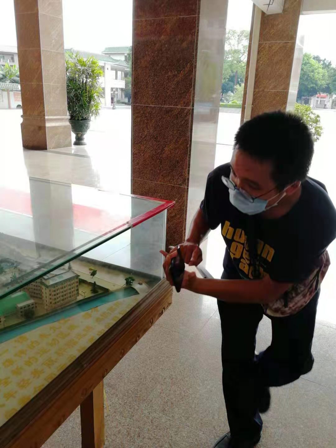 岑家乐在九江中学进行实地考证。