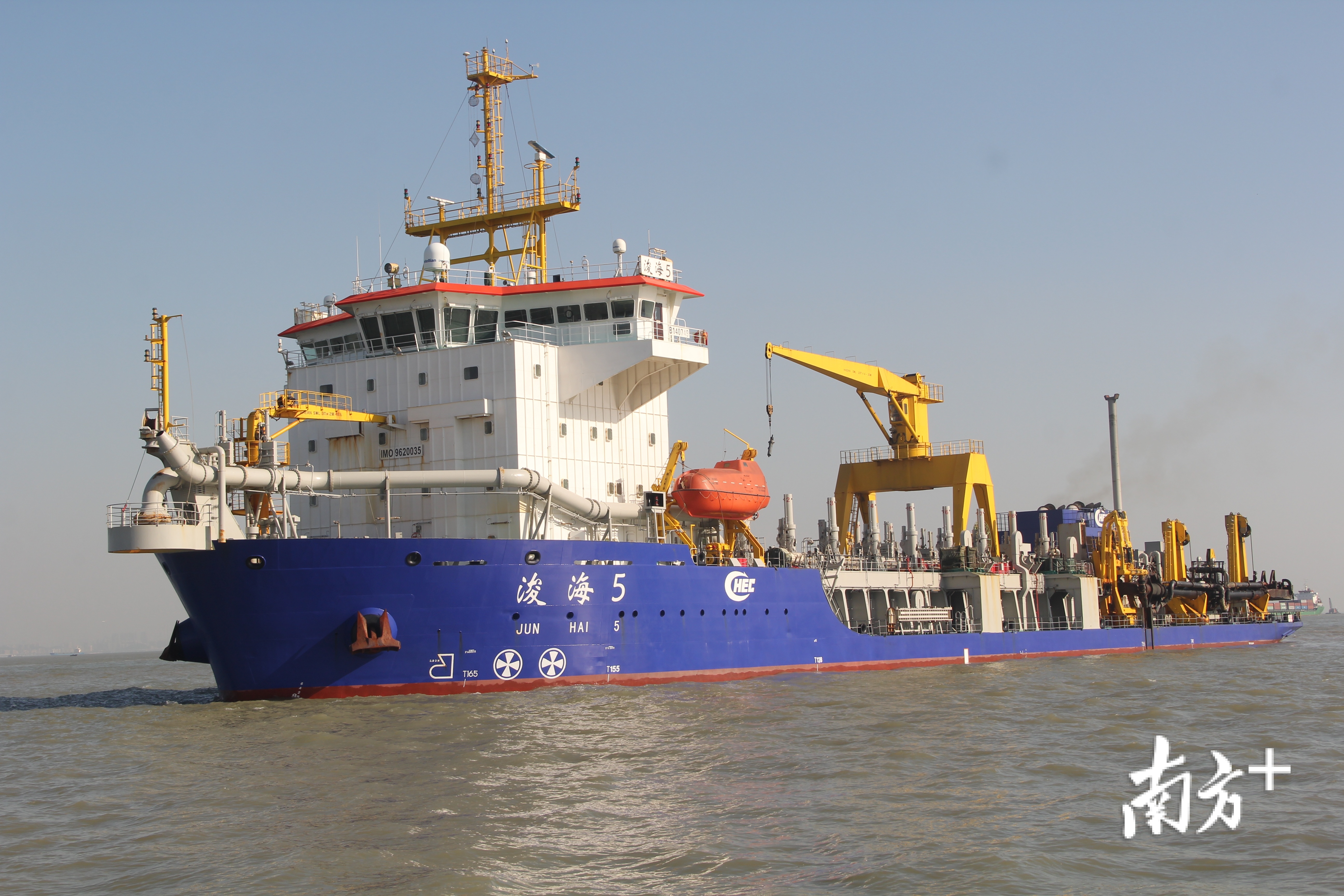 “浚海5”轮在深中通道沉管隧道E8管节施工现场附近海域。通讯员供图。 “浚海5”轮在深中通道沉管隧道E8管节施工现场附近海域。通讯员供图。