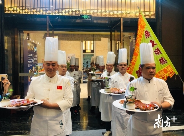 卢国生等顺德名厨将第一道菜“无骨功夫猪”端上贵阳“佛味全席”餐桌。