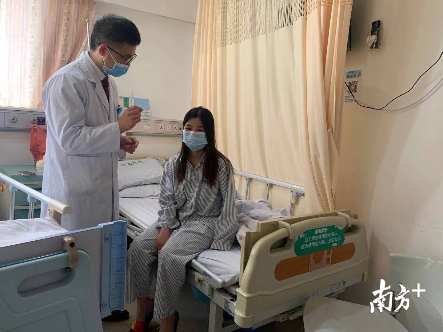 苏圣贤医生在为患者讲解病情 受访者供图