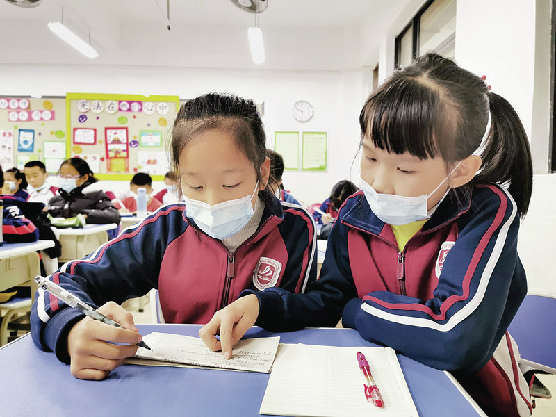在肇庆一中实验学校,学生放学后在教室内完成作业再回家。杨丽娟 摄 在肇庆一中实验学校,学生放学后在教室内完成作业再回家。杨丽娟 摄