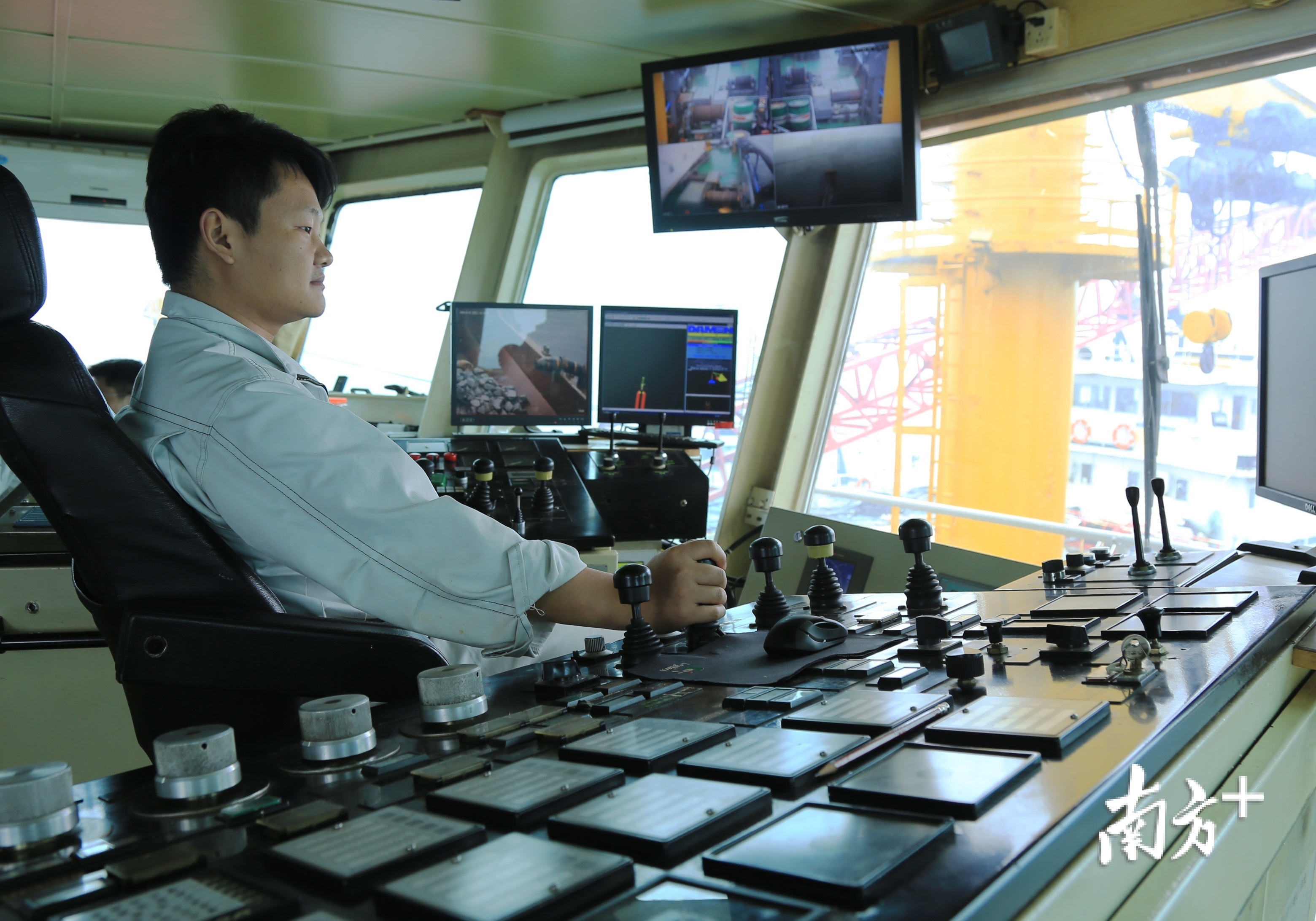 “捷龙”轮工程师正在操作设备开展清淤作业。通讯员供图。 “捷龙”轮工程师正在操作设备开展清淤作业。通讯员供图。