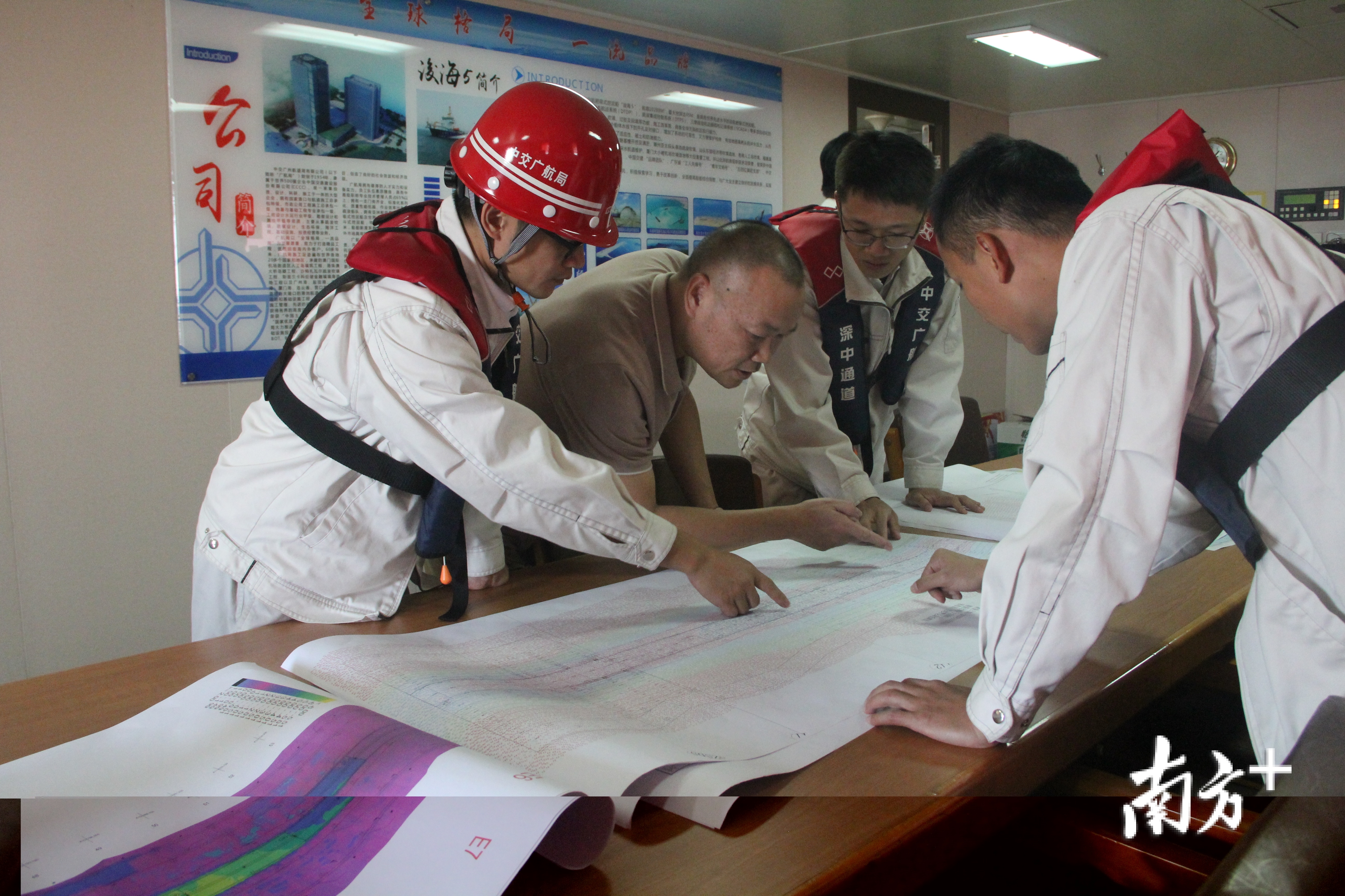 中交广航局深中通道项目团队正在进行施工工效分析。通讯员供图。 中交广航局深中通道项目团队正在进行施工工效分析。通讯员供图。