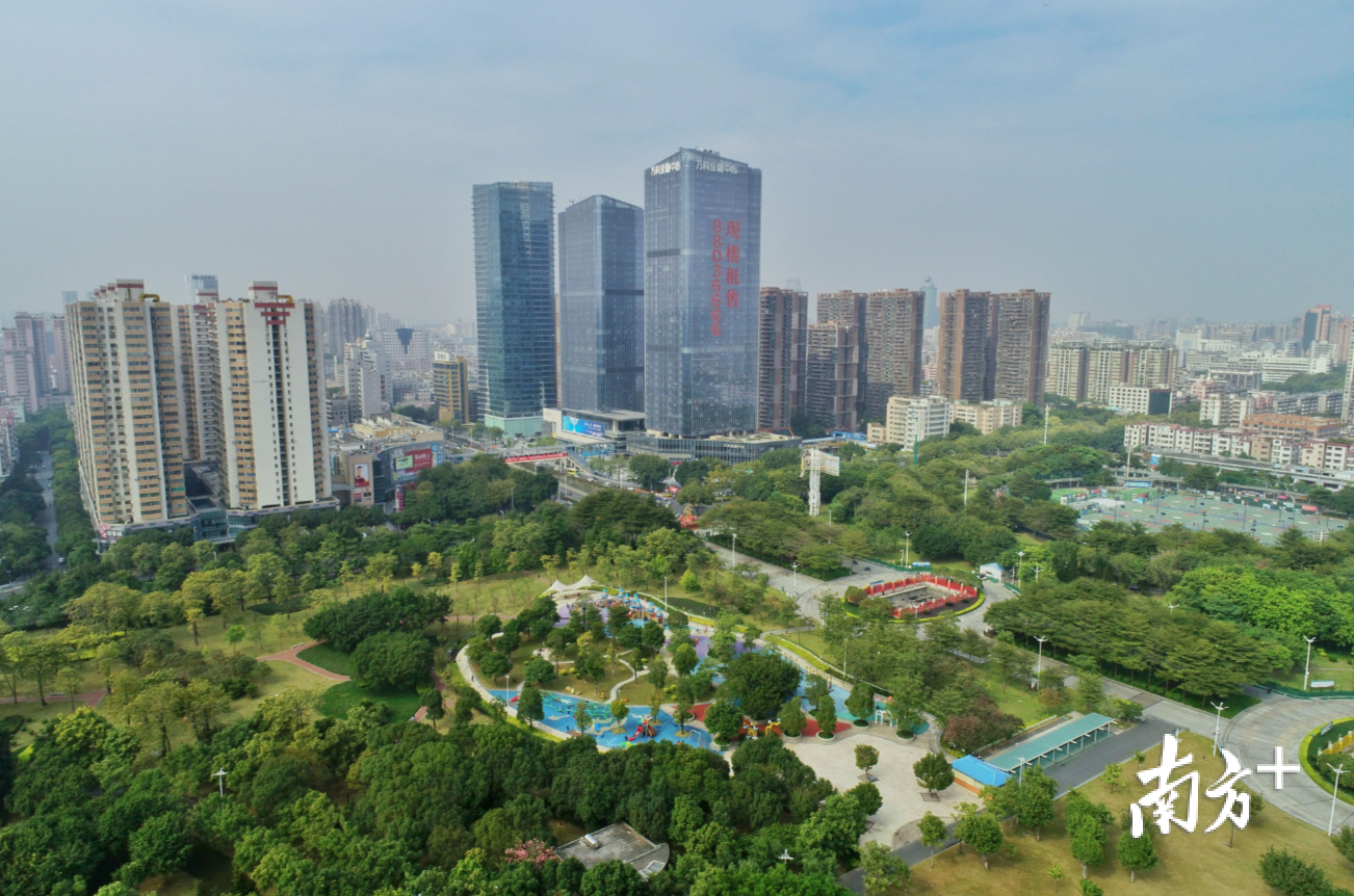 季华商务带吸引了众多金融机构进驻落户，形成产业集聚效应。