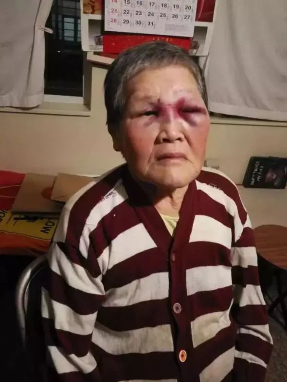 在医院检查后，谢肖珍老人返回家中休养。