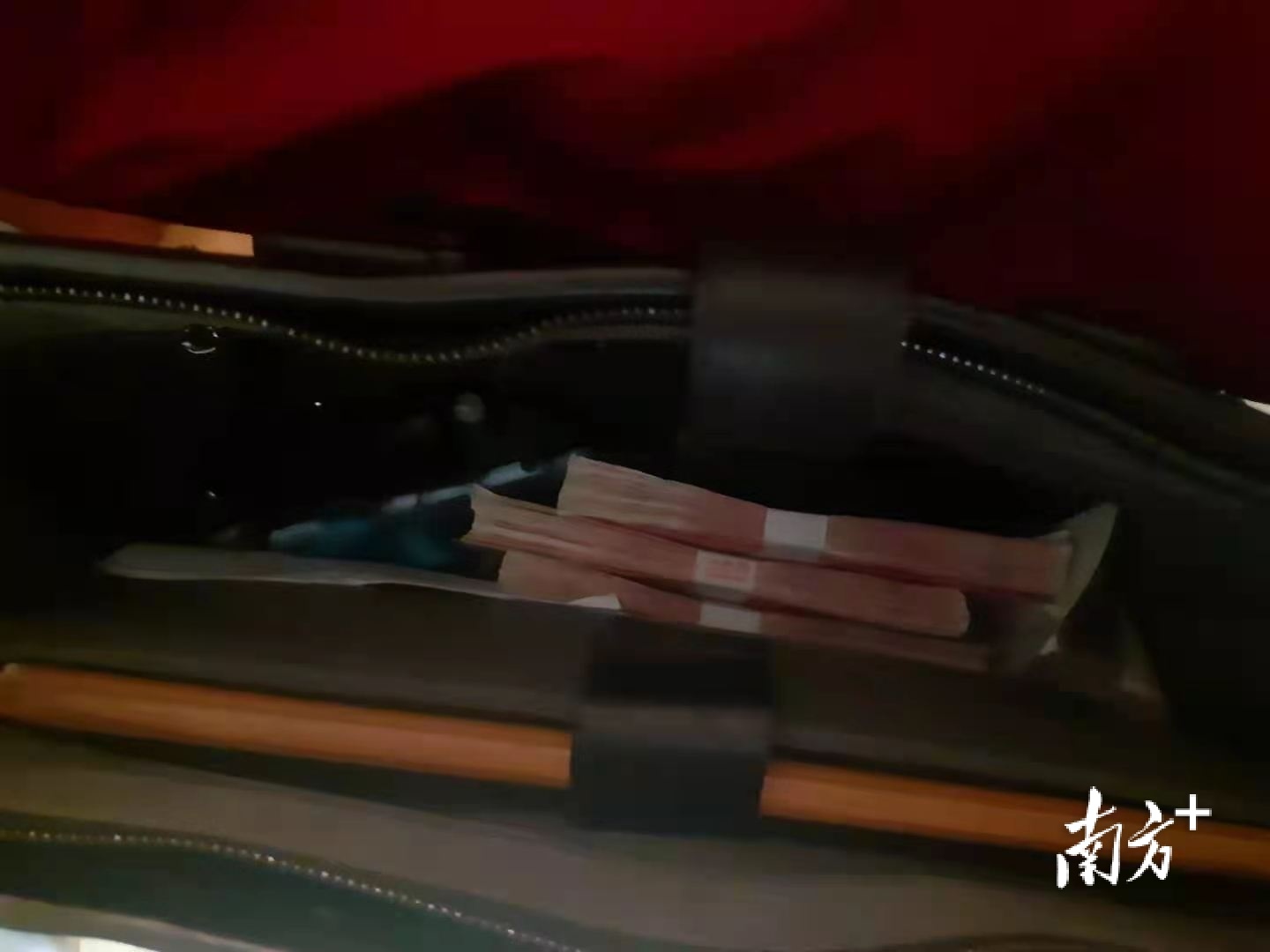 手提包里的现金。受访者供图
