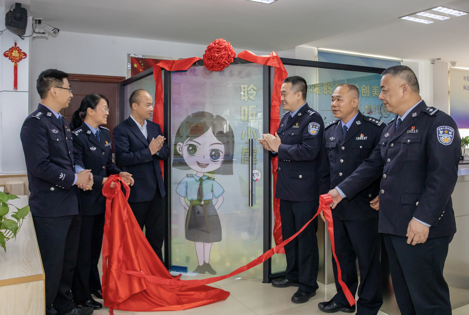 “聆听小屋”揭牌。通讯员供图