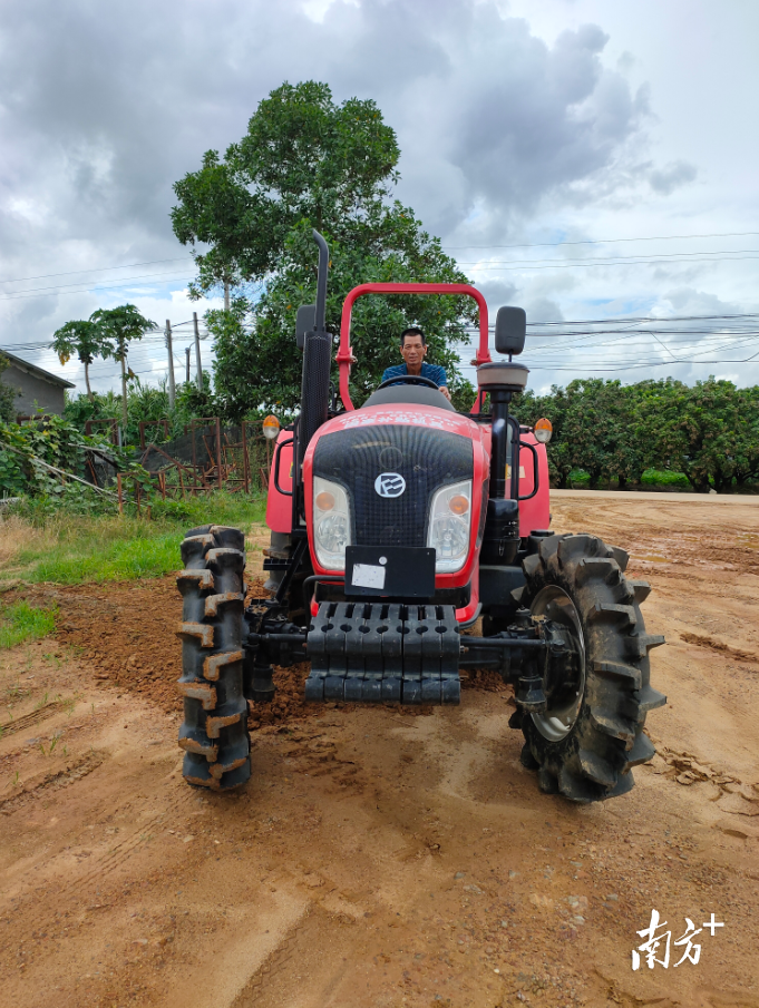 谢镇周先后购置了中型犁耙拖拉机、温室机械化育秧等器械。受访者供图