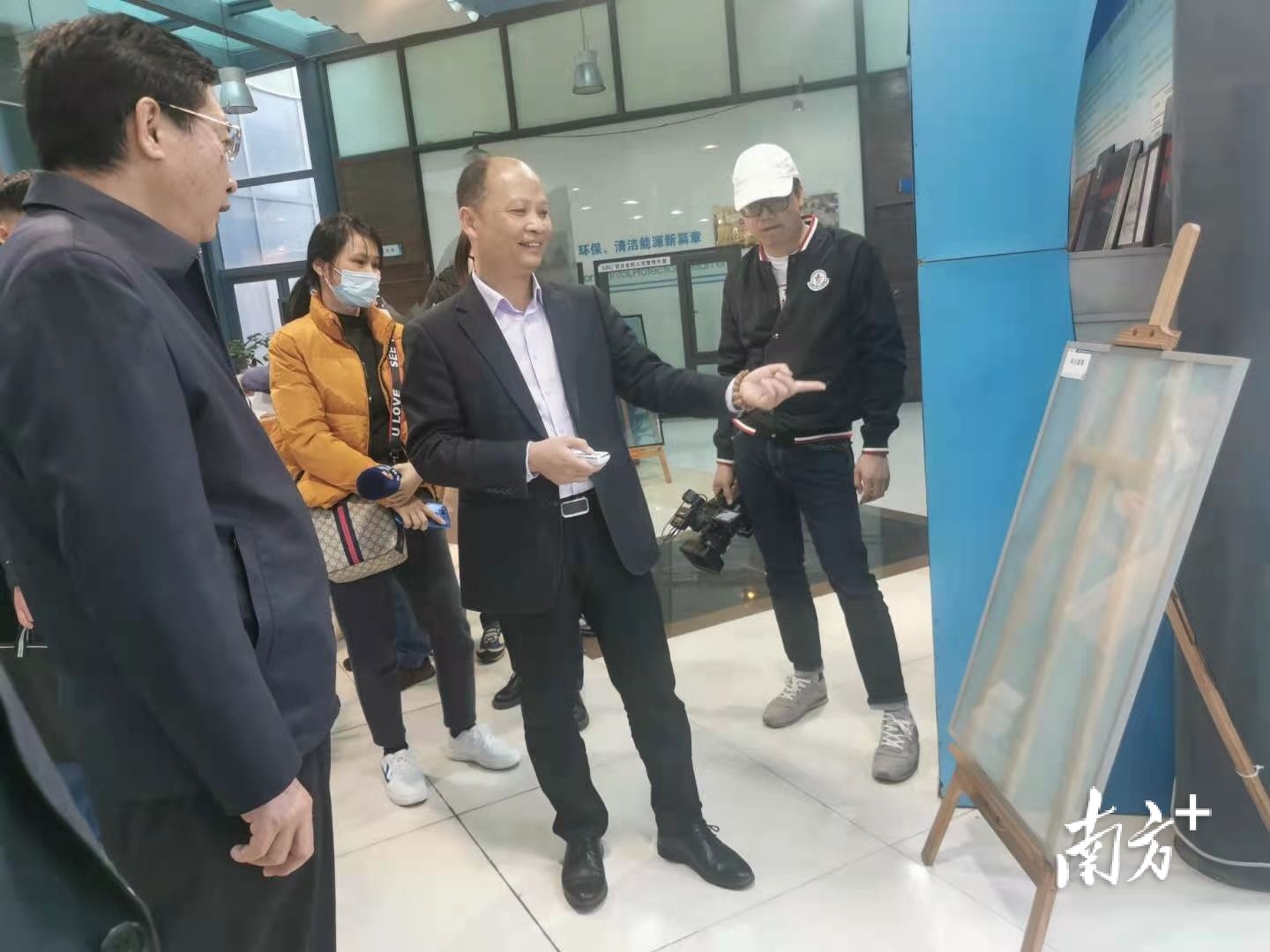 高明干部实地走访企业。盛正挺 摄