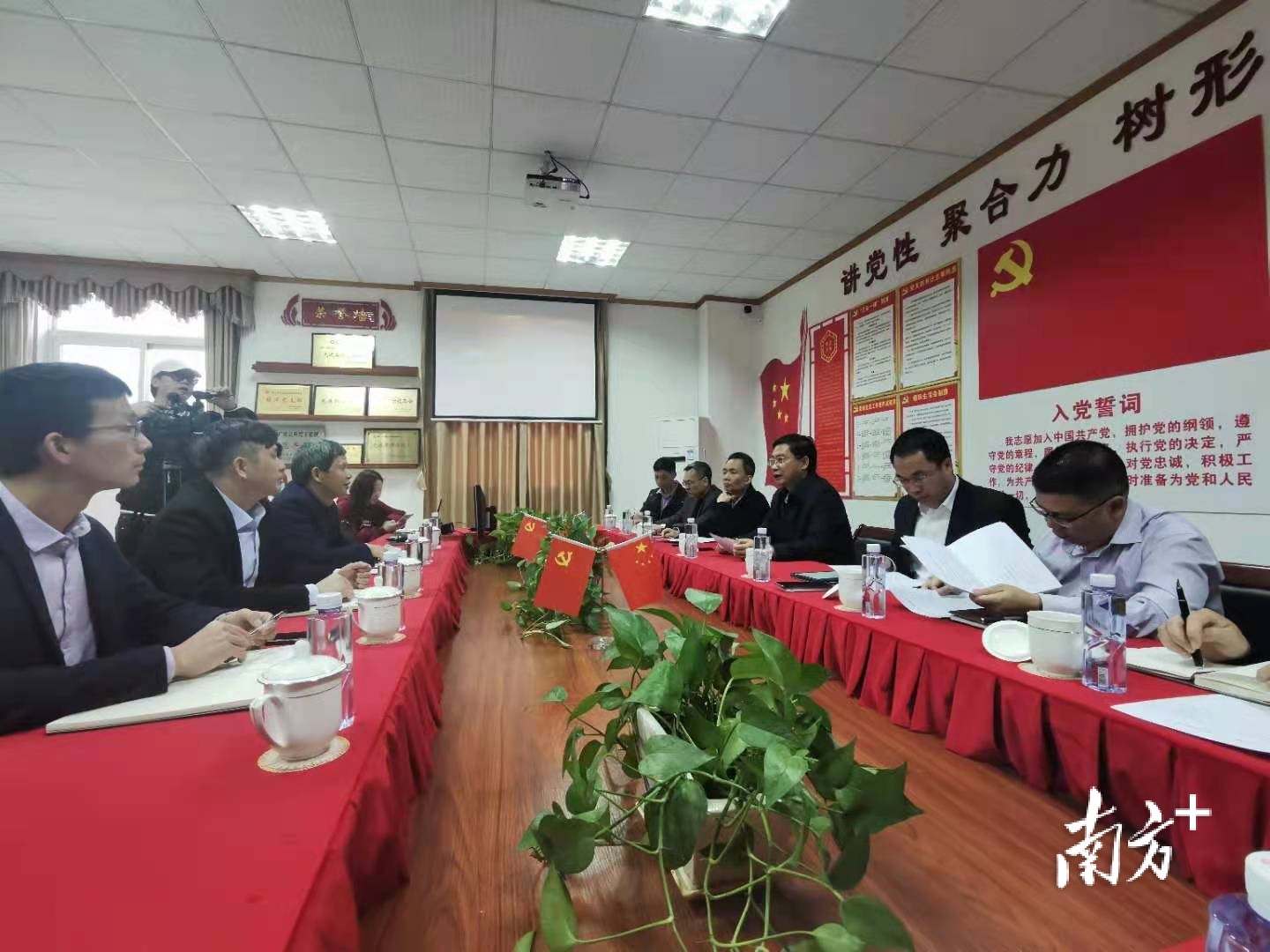 高明干部与企业负责人座谈，倾听企业诉求。盛正挺 摄