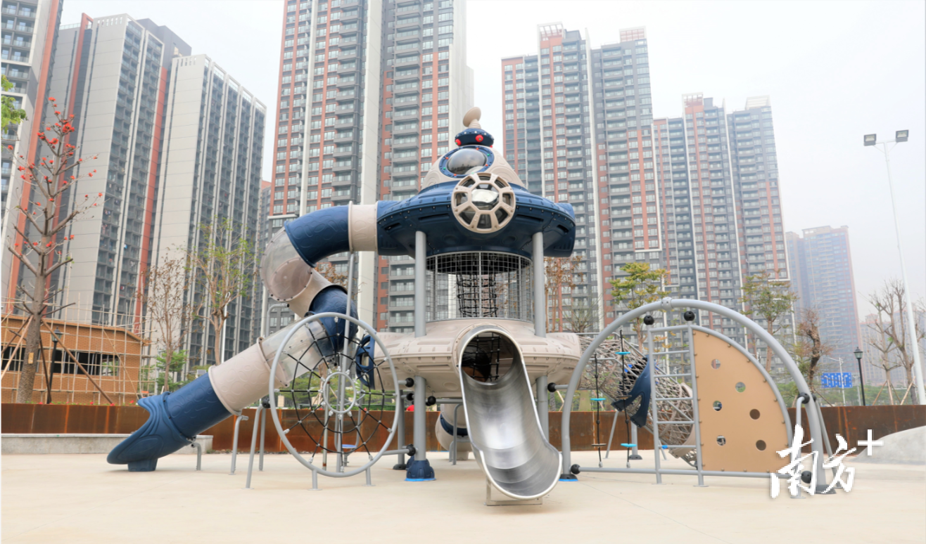 儿童娱乐区内也特别放置了“UFO”的星际主题滑梯。 儿童娱乐区内也特别放置了“UFO”的星际主题滑梯。