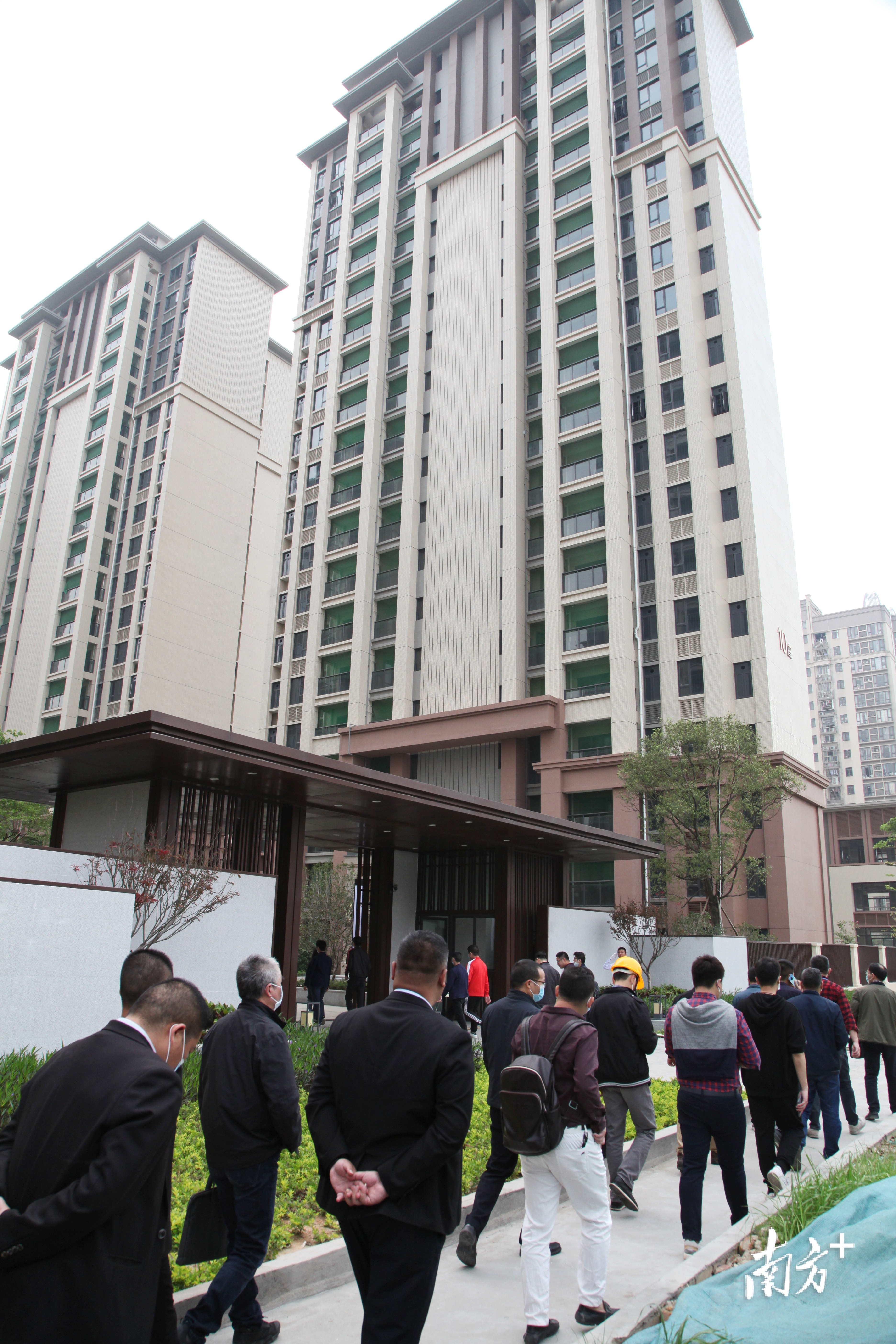 东建世纪锦园工地在每户的窗户加装了高空防尘措施。通讯员供图 东建世纪锦园工地在每户的窗户加装了高空防尘措施。通讯员供图