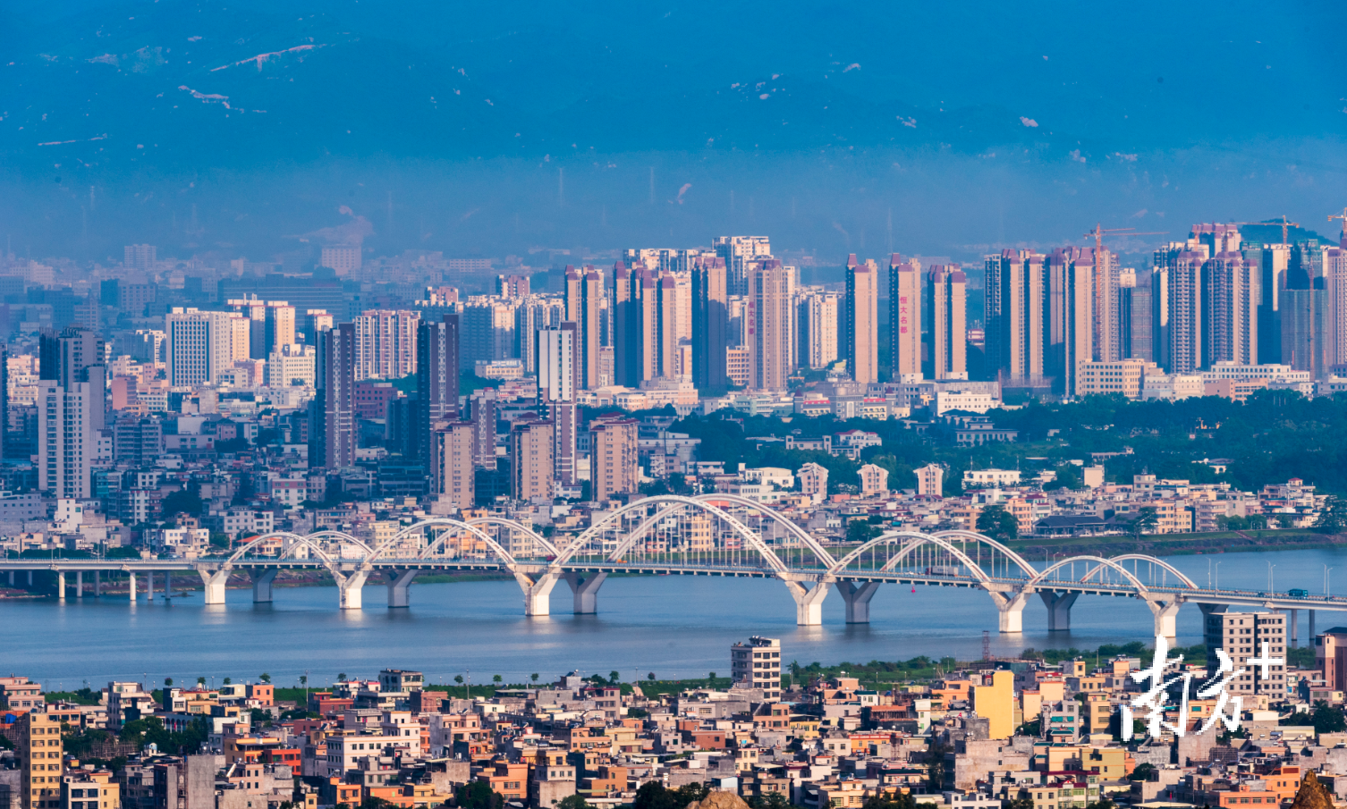 在“十四五”开局之年，汕潮揭城市群正式进入都市圈时代。图为潮州城市大景。陈锡荣 摄