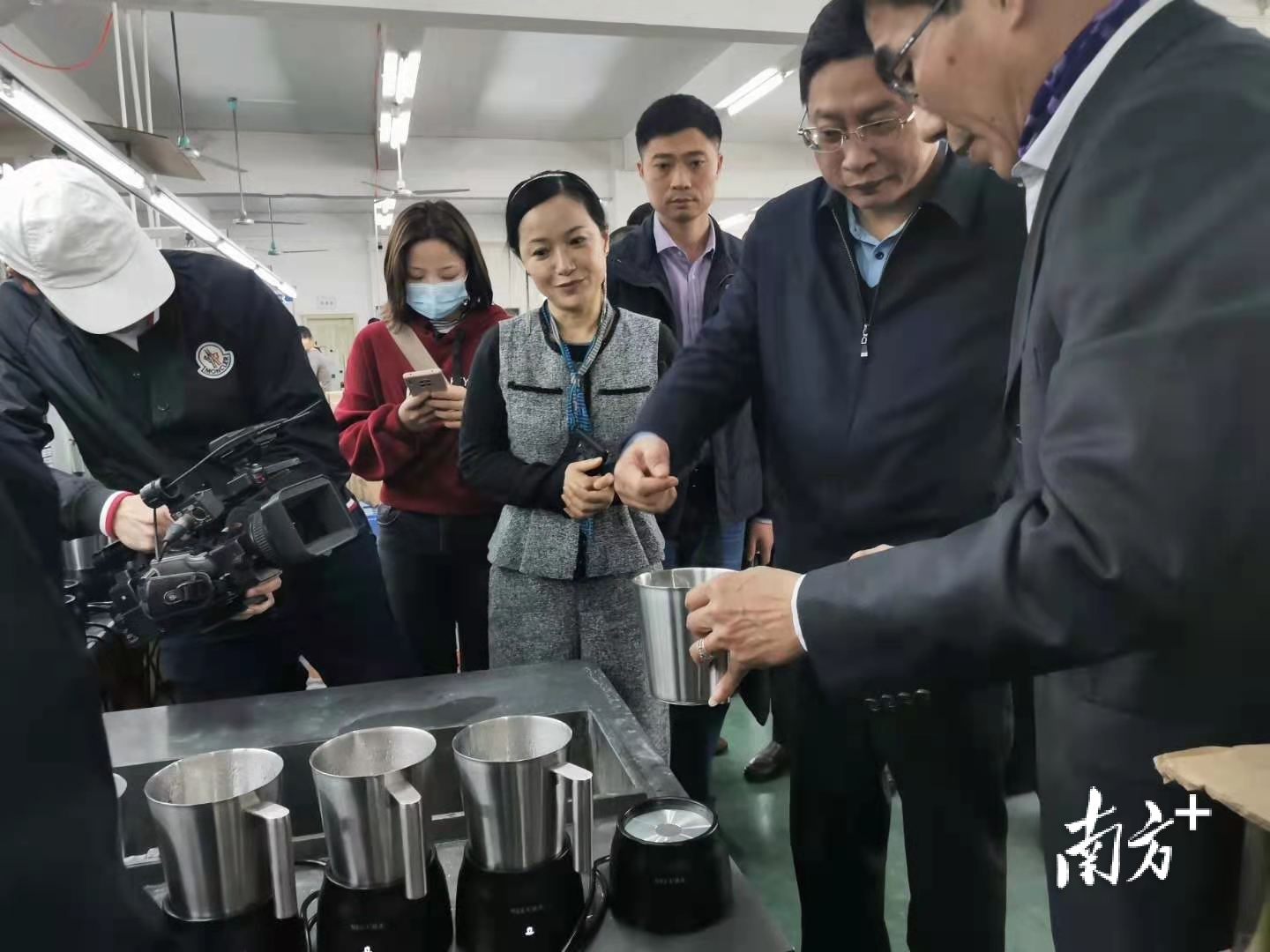 杨永泰（右二）参观豪捷电器车间。盛正挺 摄