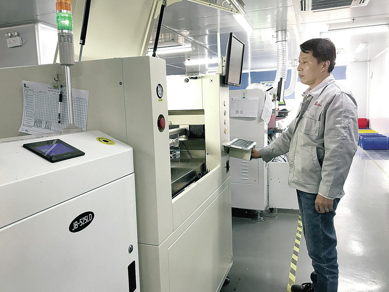 广东精锐智能电器有限公司的生产车间。王永强 摄