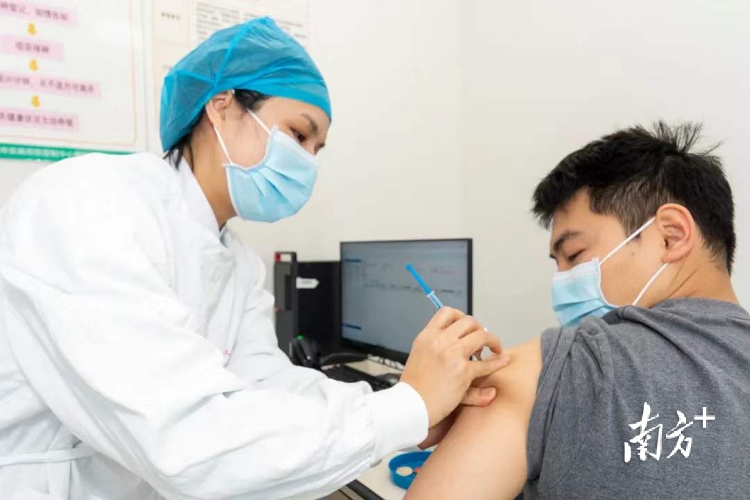 医护人员有序地进行新冠疫苗接种。 医护人员有序地进行新冠疫苗接种。