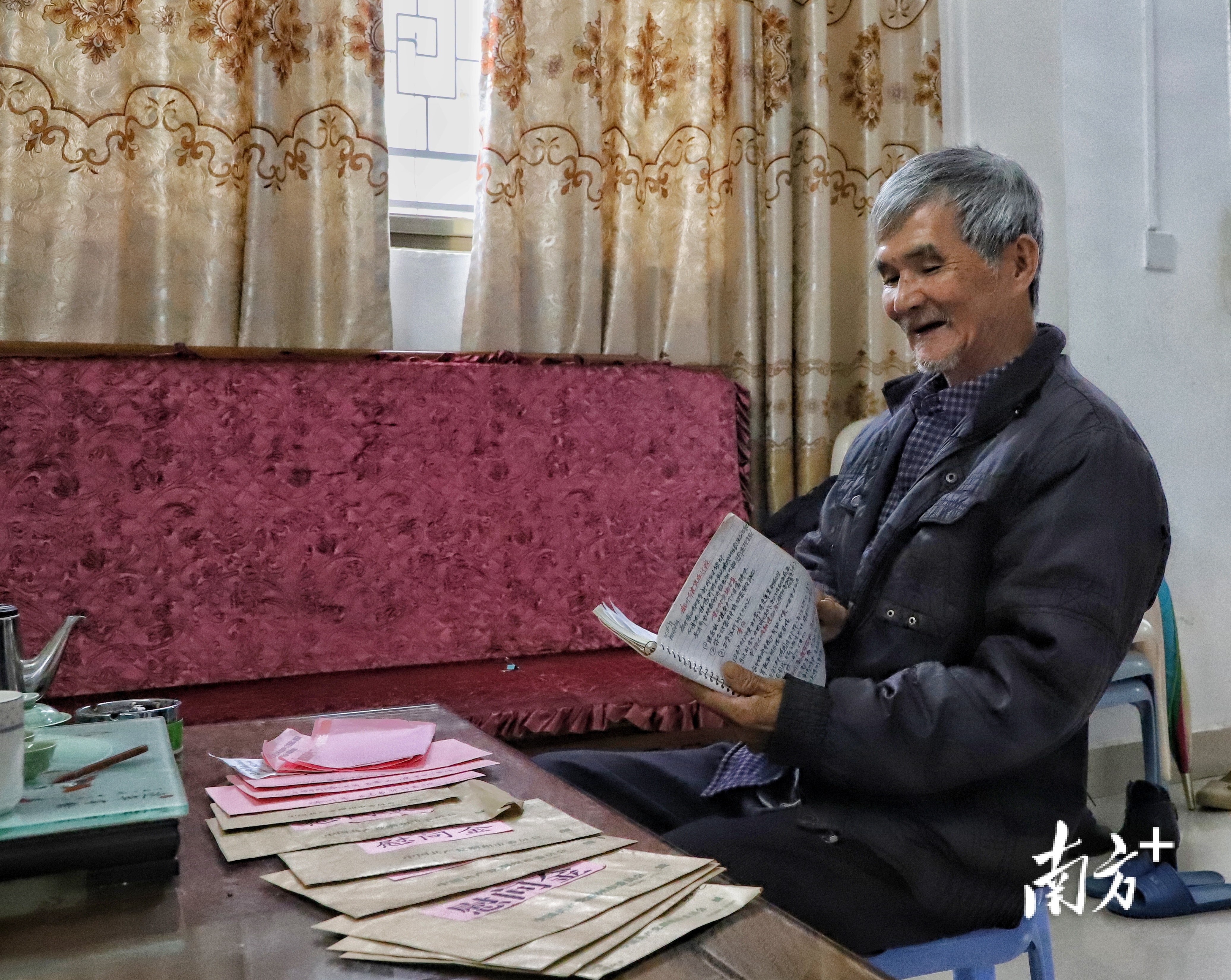 村民杨党明拿出日记本，向记者介绍着村里的变化。