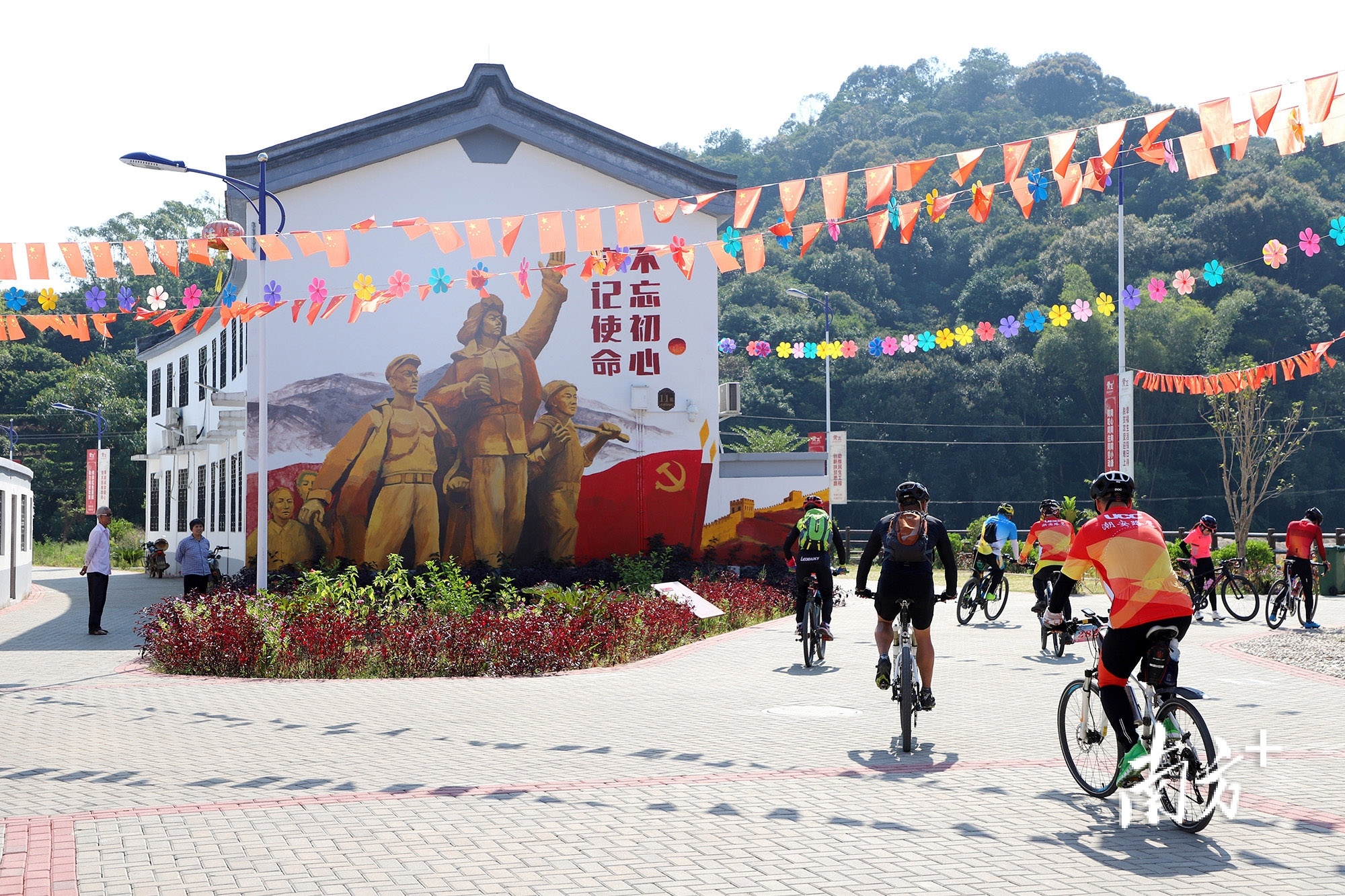 骑友们途经美丽的黄正村，停下来休整。