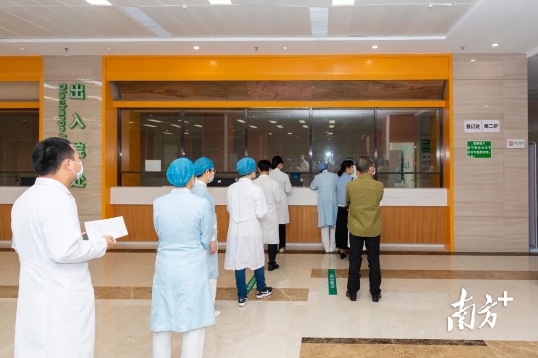 医护人员有序地进行新冠疫苗接种。 医护人员有序地进行新冠疫苗接种。