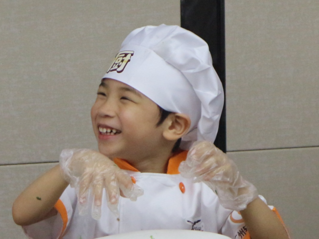 加油!2021⑪|小厨神3岁能掌勺!你的3岁呢?