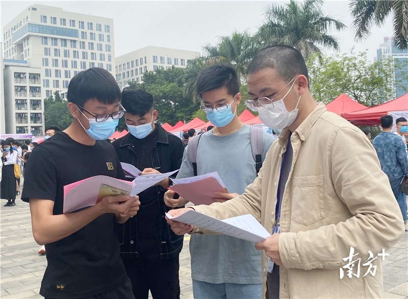 企业HR为毕业生介绍薪酬待遇。