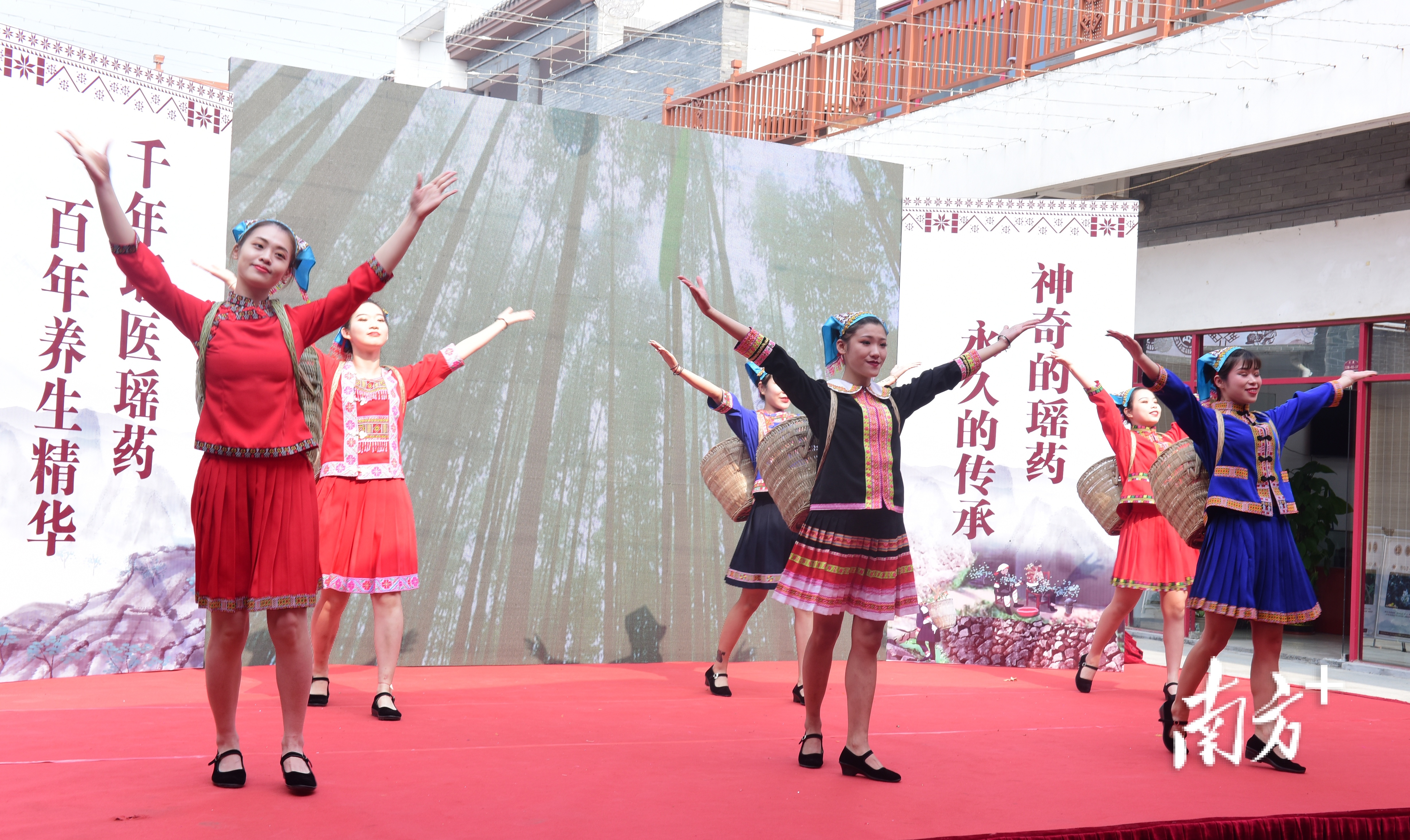 仪式现场民族特色节目表演。钟华 摄 仪式现场民族特色节目表演。钟华 摄