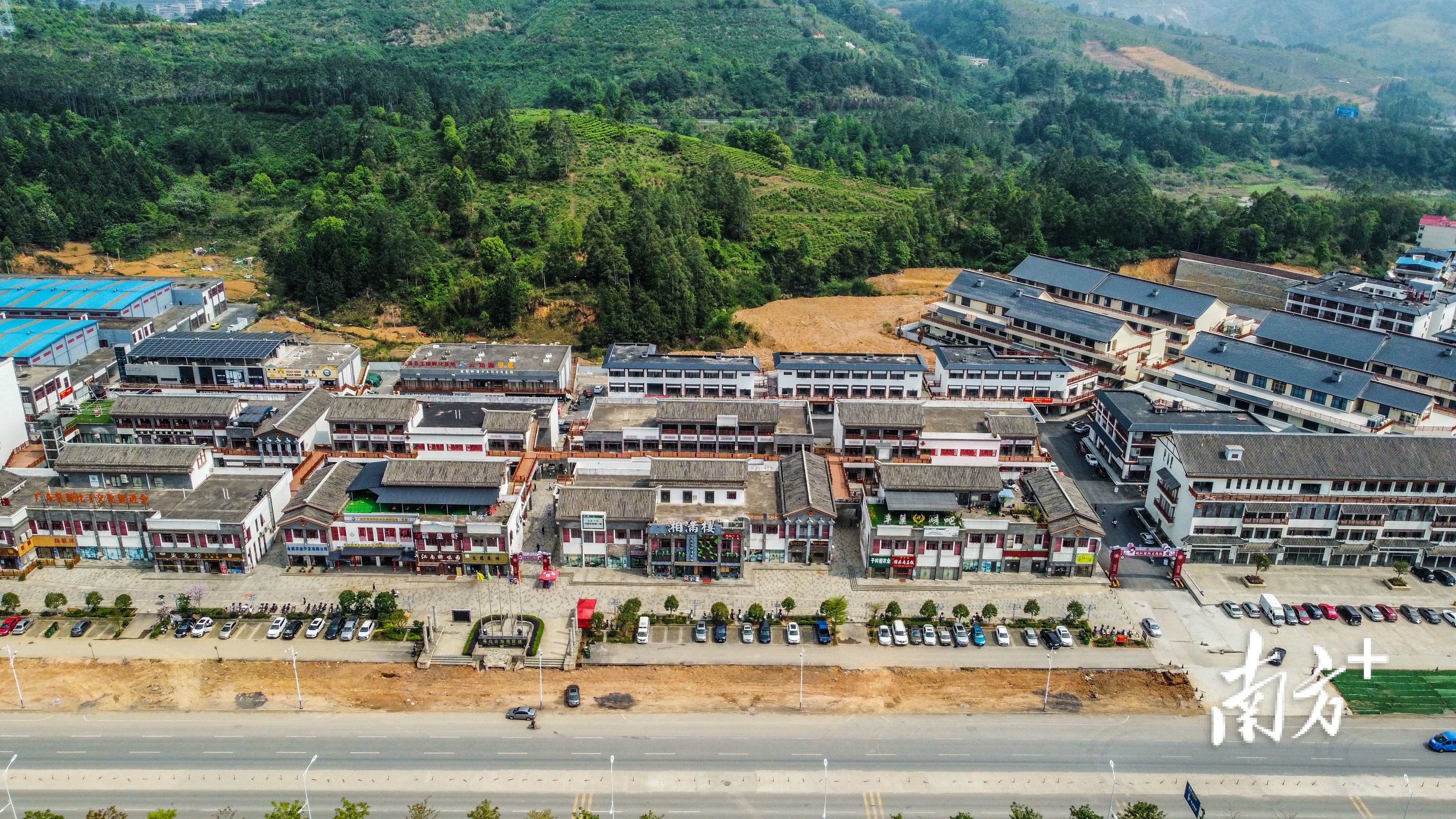 “瑶医瑶药文化街”外景。李巧 摄 “瑶医瑶药文化街”外景。李巧 摄