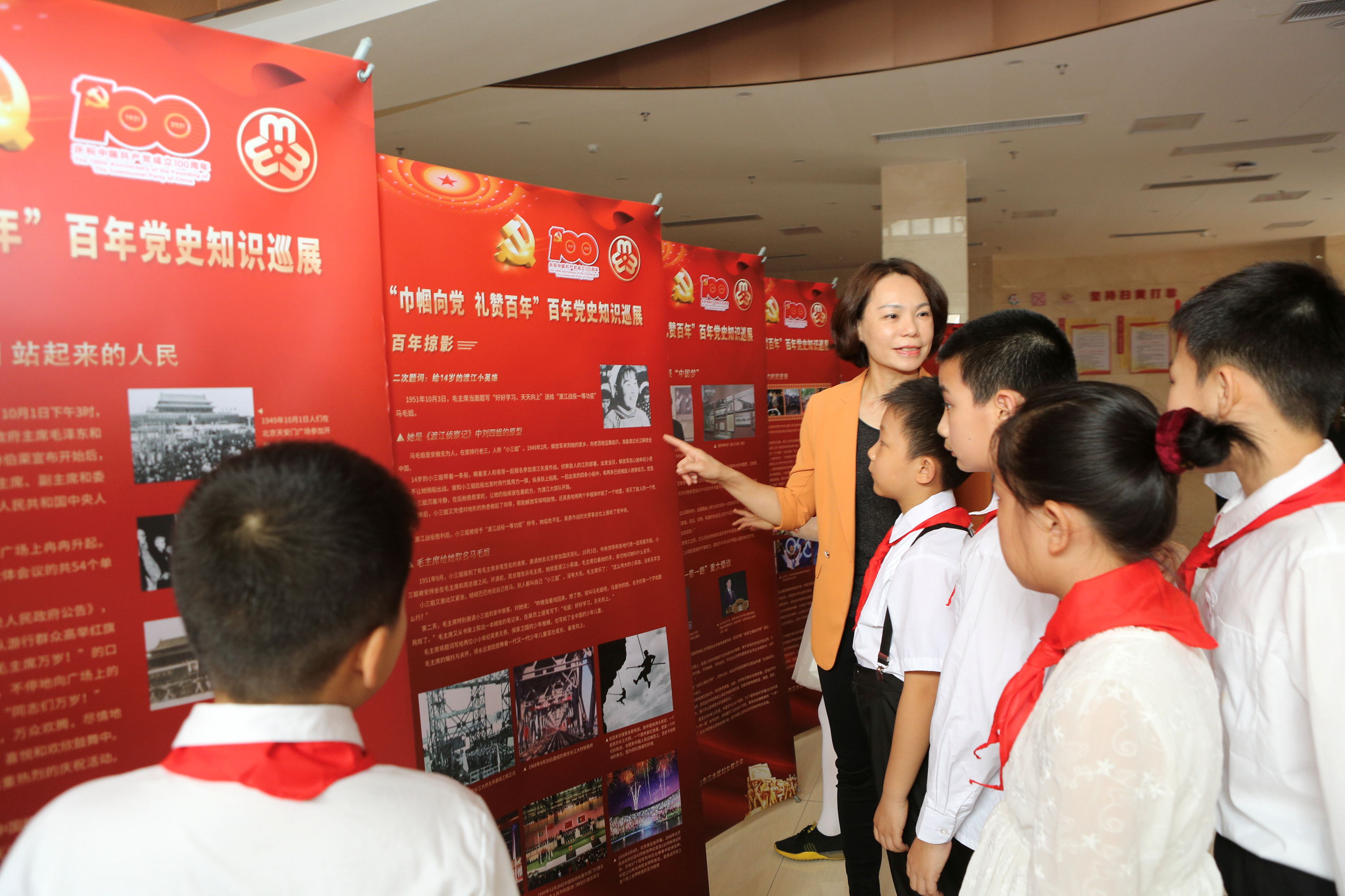 现场还启动了“巾帼向党 礼赞百年”——三水区妇联百年党史知识巡展。 受访者供图