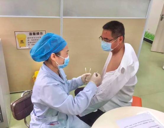 乐平镇委书记林建新在乐平镇社区卫生服务中心接受新冠疫苗接种 乐平镇委书记林建新在乐平镇社区卫生服务中心接受新冠疫苗接种