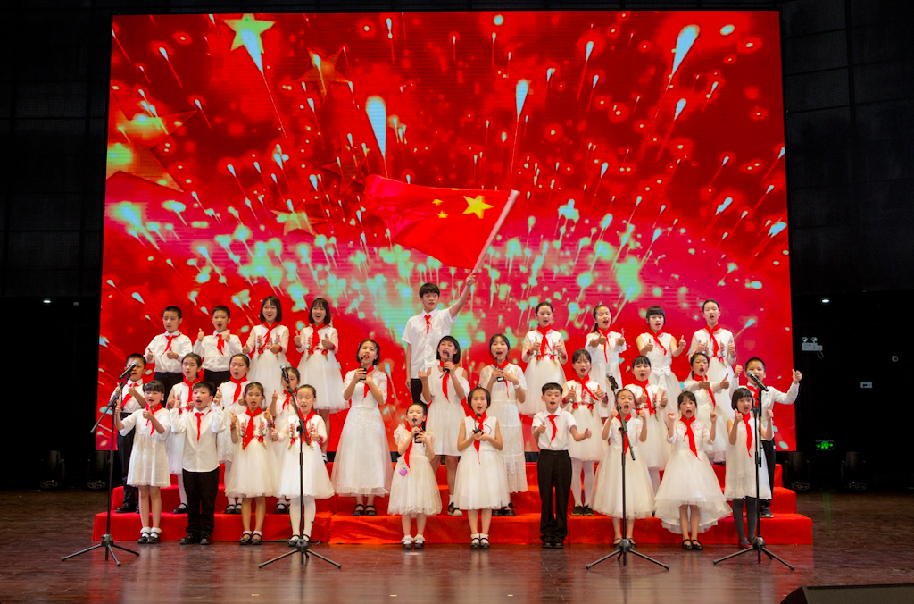 参赛选手盛装出席，以亲子朗诵、歌唱的形式抒发对党、对祖国的热爱，对优秀共产党人的崇敬，歌赞民族精神、家国情怀。 部门供图