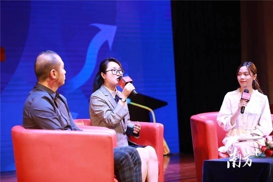 翰林中学部初中常务副校长邓苑芳