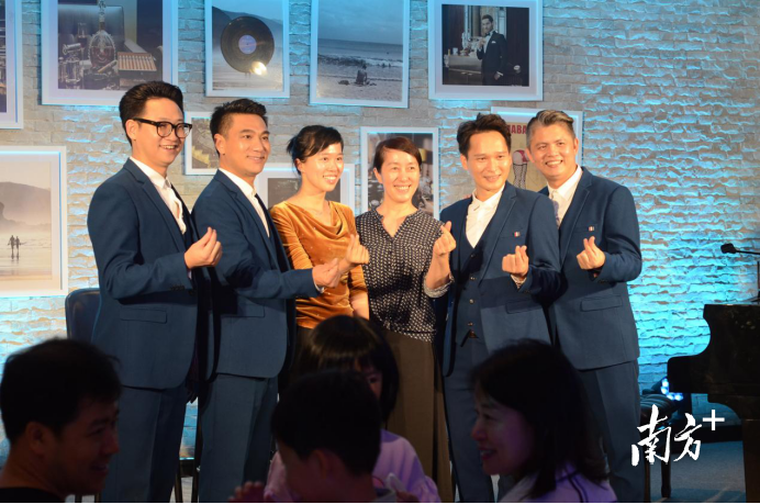 “太阳之子”组合与观众亲密合照、交流 “太阳之子”组合与观众亲密合照、交流