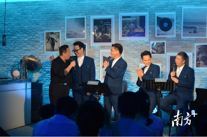 歌迷在现场与“太阳之子”组合互动交流 歌迷在现场与“太阳之子”组合互动交流