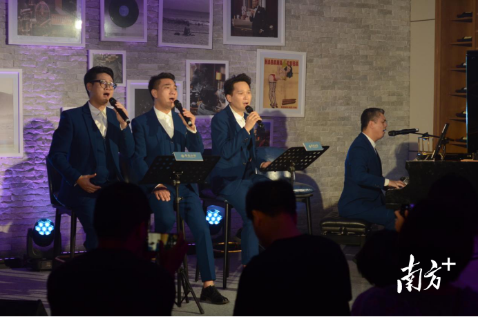 “太阳之子”组合演唱,由成员之一的男高音陈岸如自弹钢琴伴奏 “太阳之子”组合演唱,由成员之一的男高音陈岸如自弹钢琴伴奏