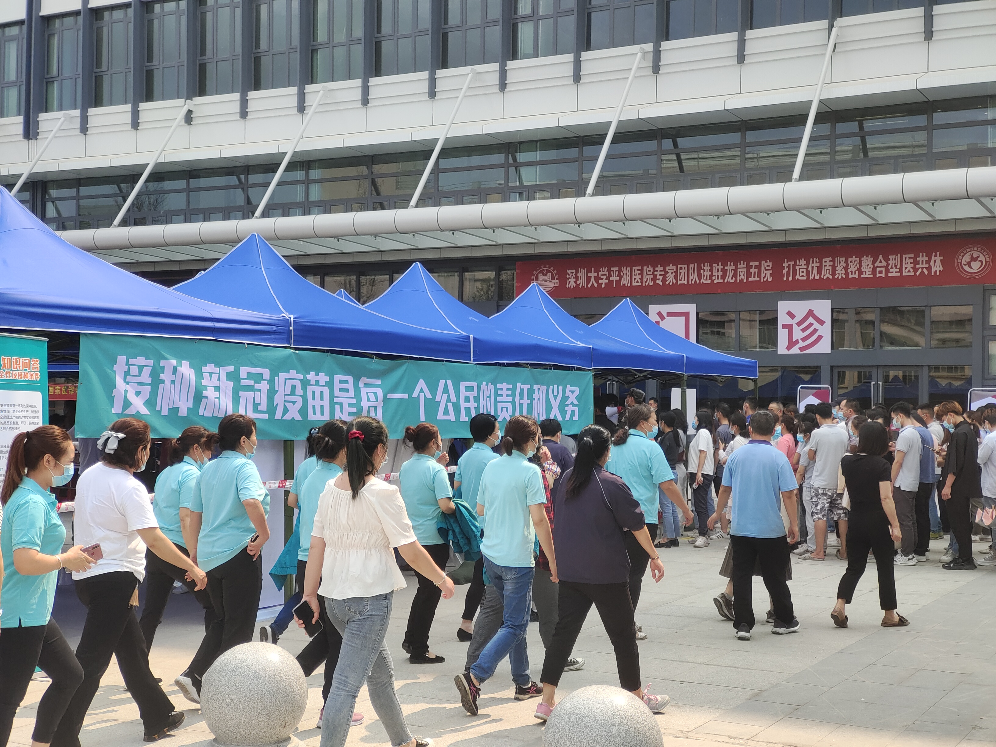 深圳组织接种新冠疫苗,市民排起长龙。 深圳组织接种新冠疫苗,市民排起长龙。