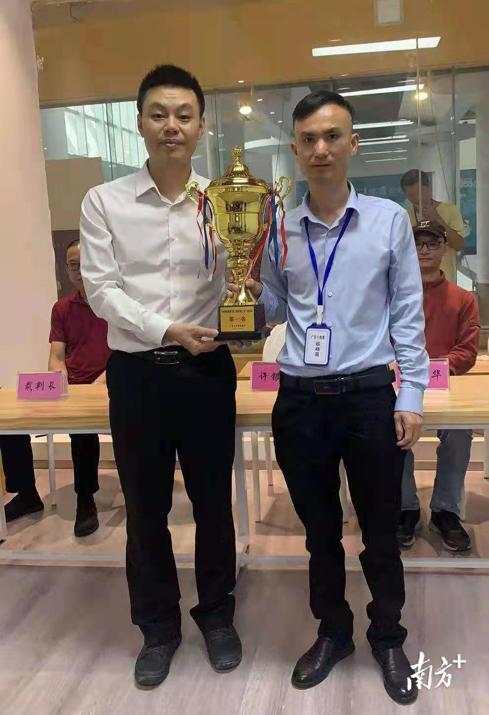 中国象棋特级大师、六届全国冠军许银川为冠军蔡佑广(右)颁奖。 受访者供图 中国象棋特级大师、六届全国冠军许银川为冠军蔡佑广(右)颁奖。 受访者供图