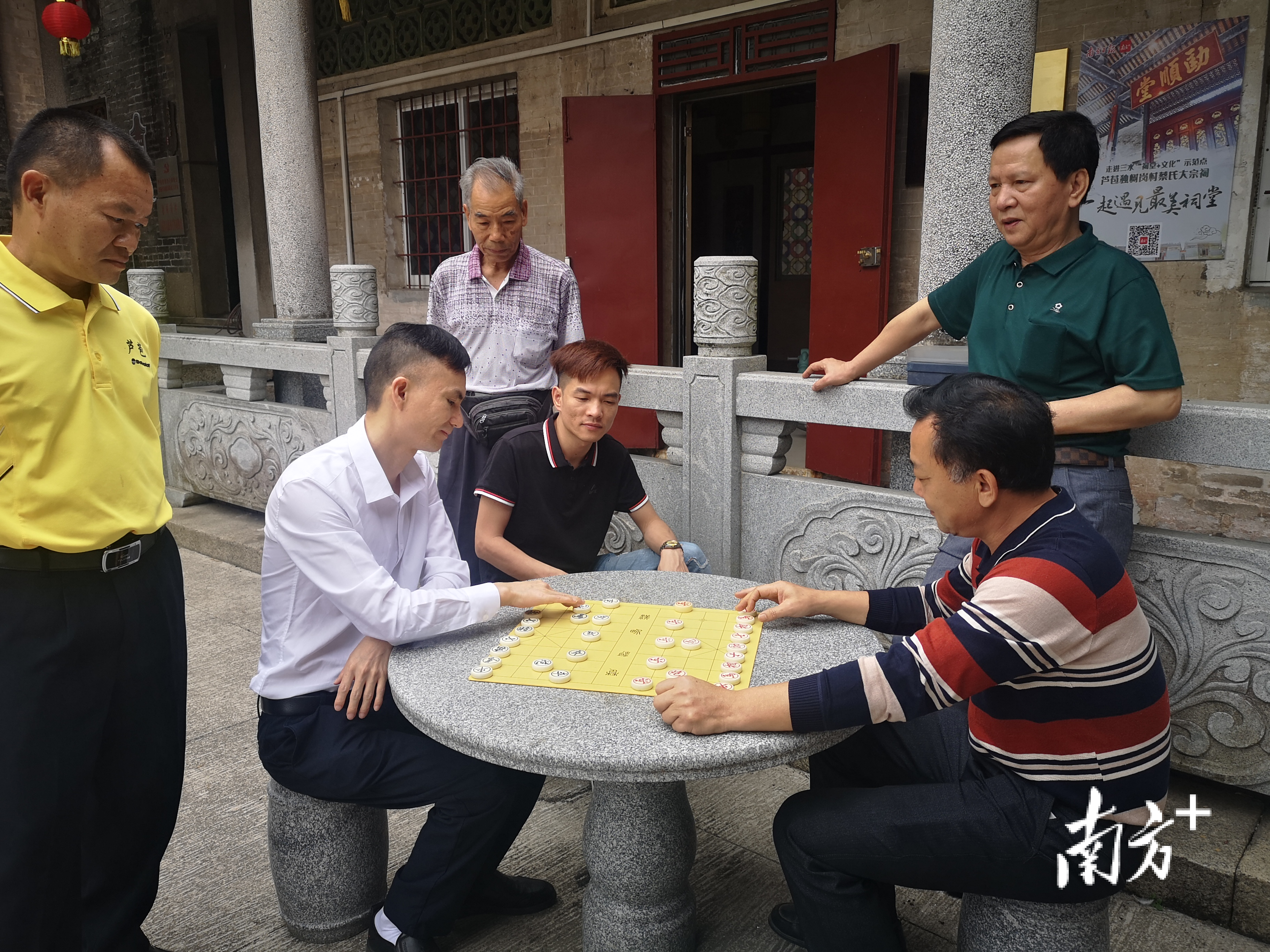 独树岗村棋类文化氛围浓厚,蔡佑广在村里和棋友对弈。 李周秦 摄