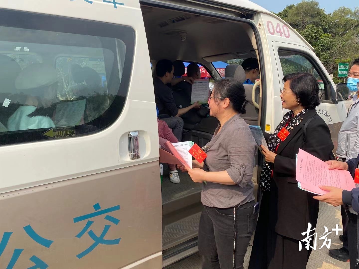 城区人大代表向市民发放森林防火各类宣传资料。