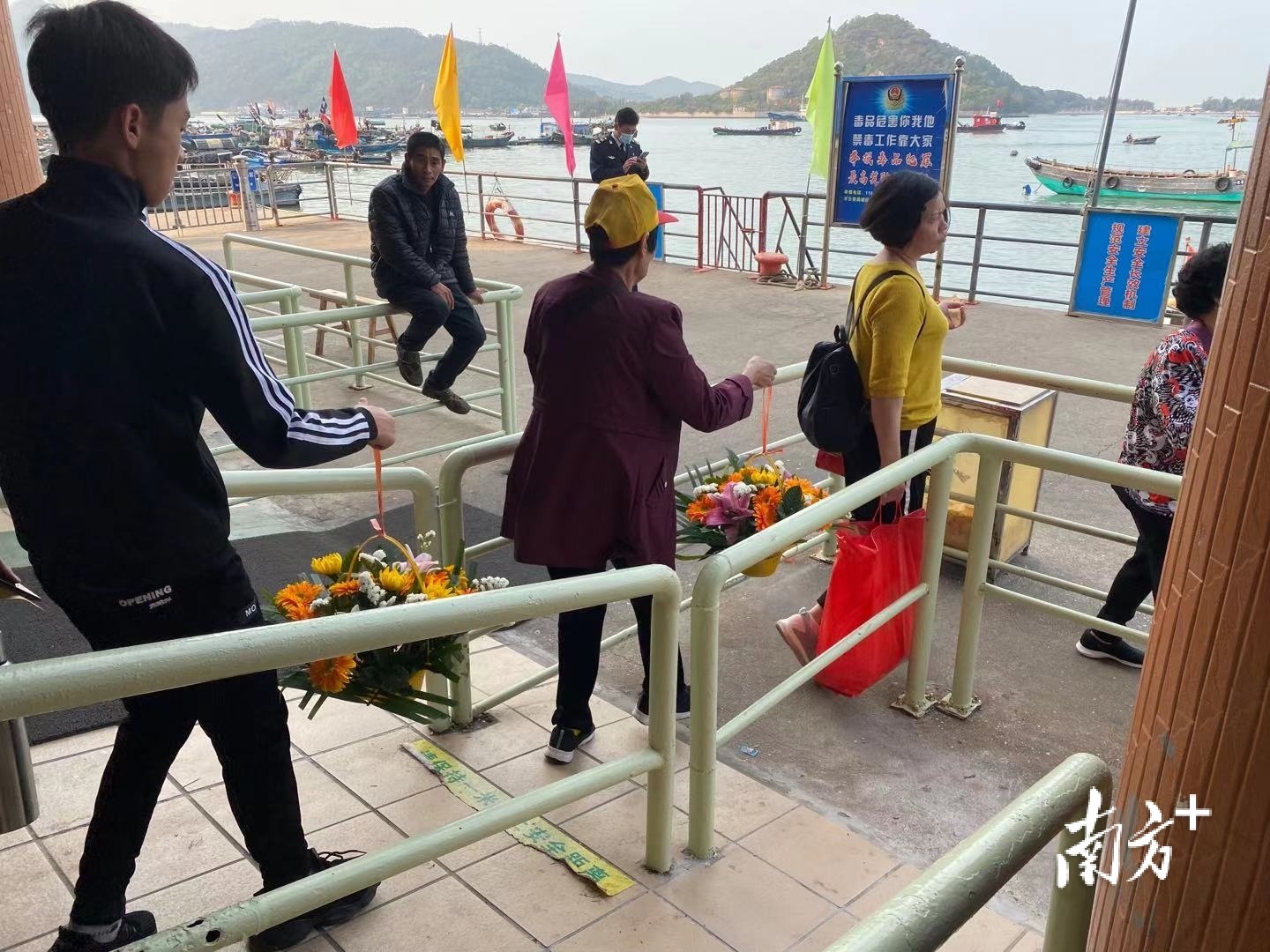 市民以敬献鲜花的方式祭奠。