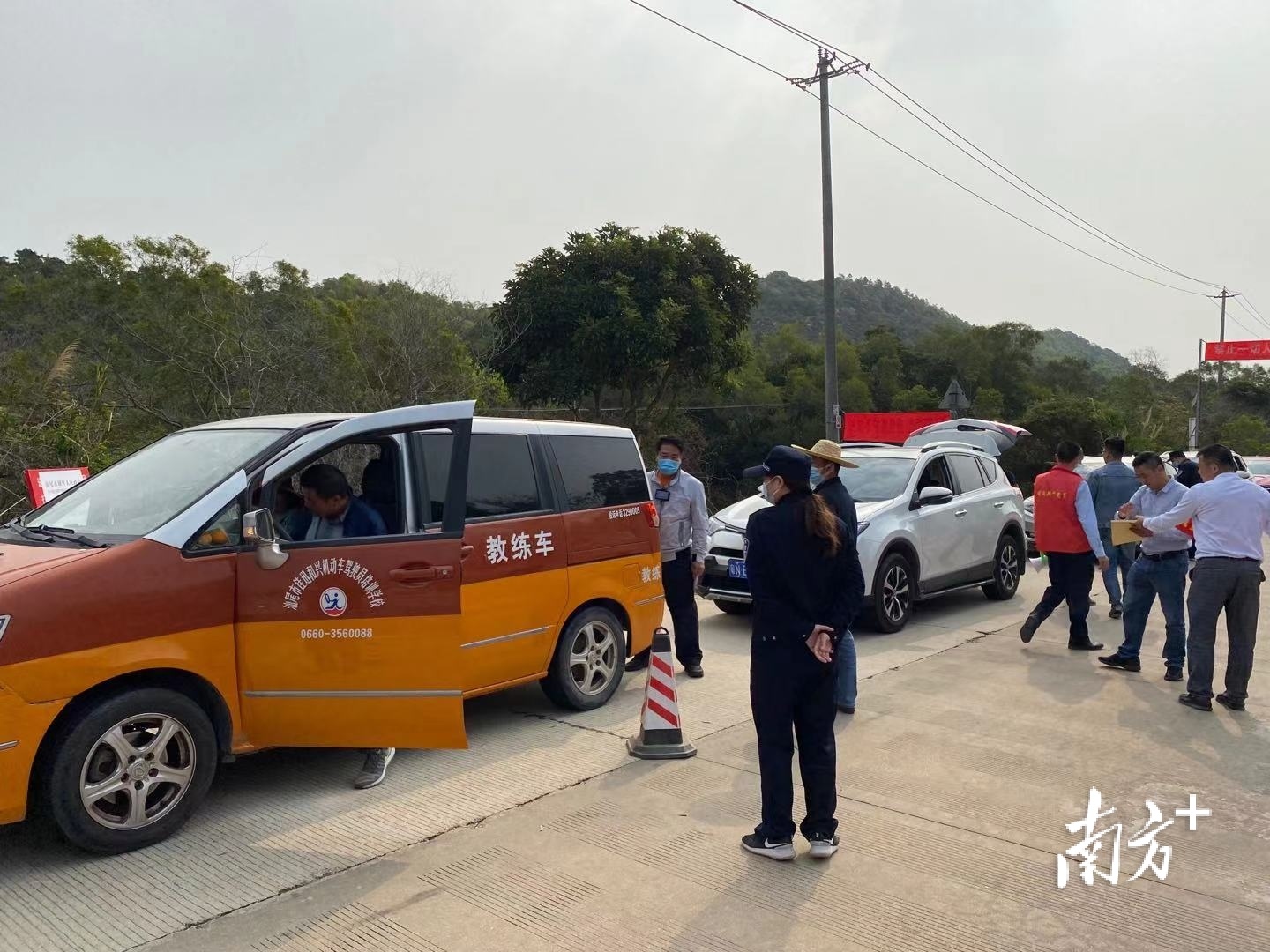 志愿者逢车必查、逢人必检。